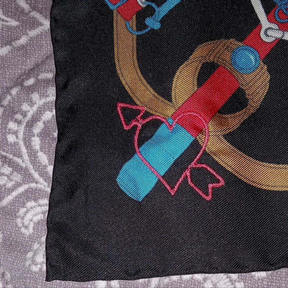 🧡 New With Box HERMES small Silk Scarf